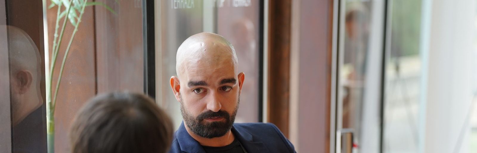 Lucas López Mesa, de SAIKARIS, en una reunión de trabajo